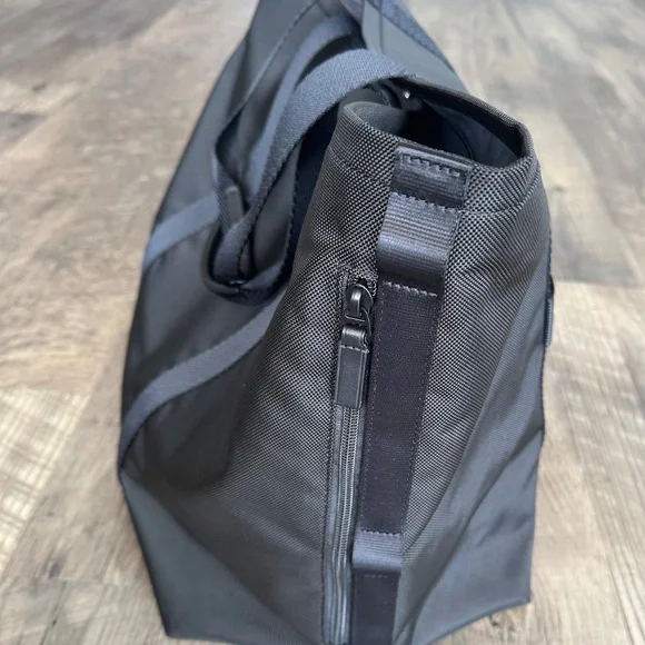 Tumi NWT- 148968-1041/Alpha Bravo Essential Large East West Tote- Black - Picture 3 of 13